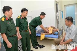 Quân khu trao quà hỗ trợ nạn nhân bị thiệt hại do bão số 10